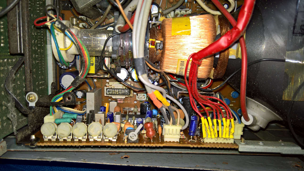 Yep it all makes sense now, el'dusto was a very brroken SX64.. Monitor, Disk, Disk PCB, Keyboard cable all hacked about.. all knackered and hencely it became a door stop (my bad I know)