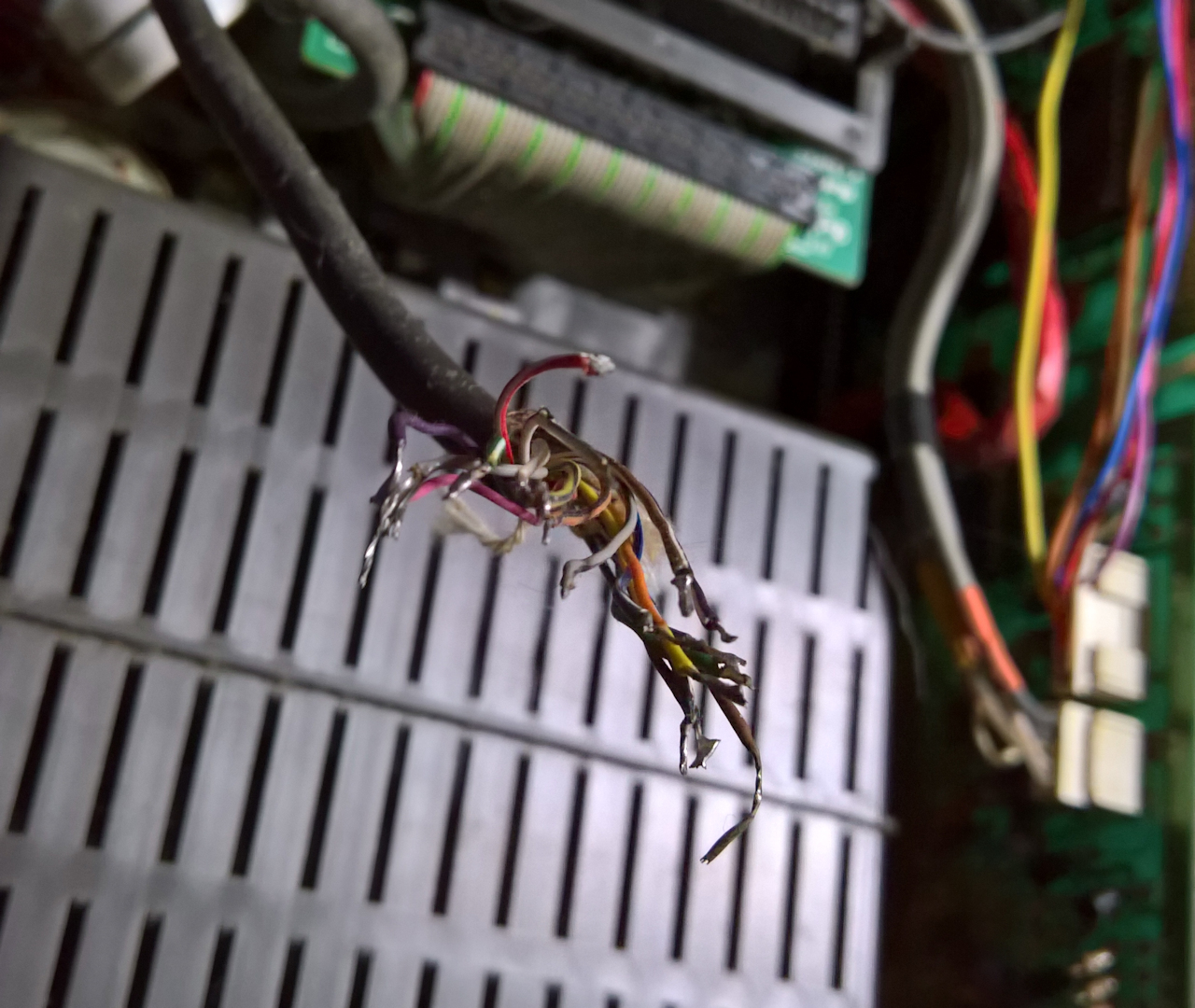 You see, I told you these SX64's were minty mint. So much butchery, even Hilary Bliss would be ashamed. In a previous life, this was the external keyboard interface cable 😭