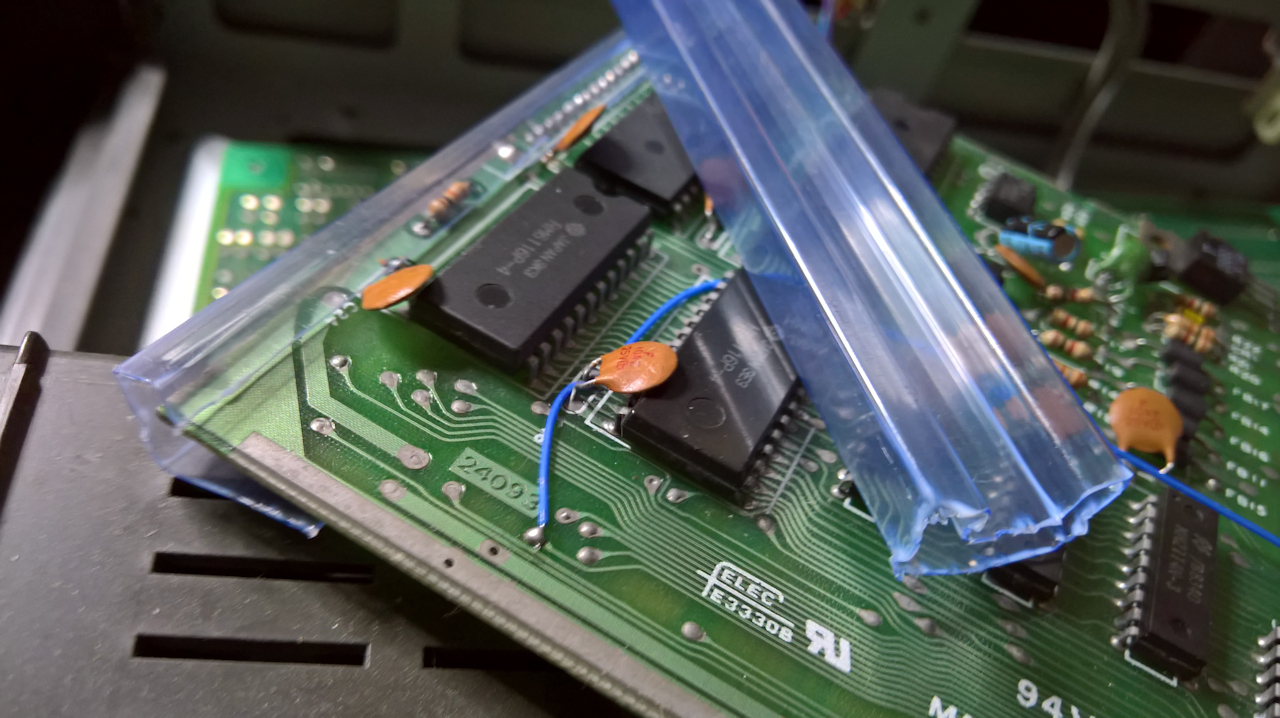 It's time to squeeze the VIC20 PCB into the SX64 chassis. it's tight and it's very metal, so I need to insulate the ends of the PCB.. I seem to remember the keyboard end is super tight. Anywho, I used left over chip tubes 😀
